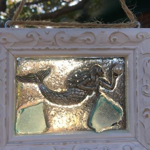 Mini-mermaid window pane